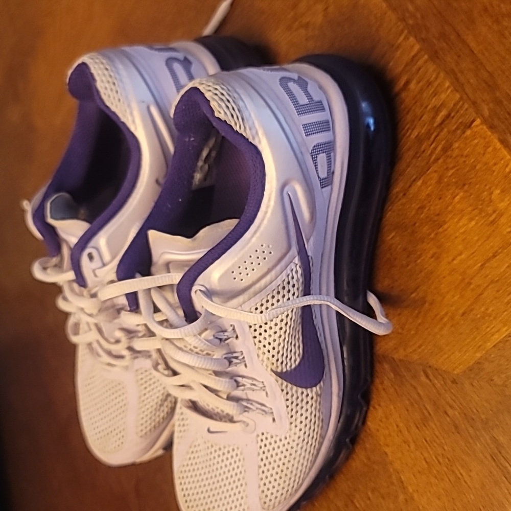 Nike Woman's size 7.5 Air Max sneakers light purple